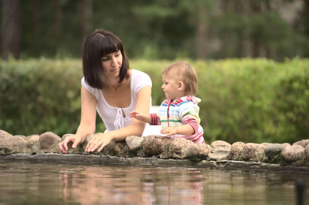Dziecko i mama nad wodą