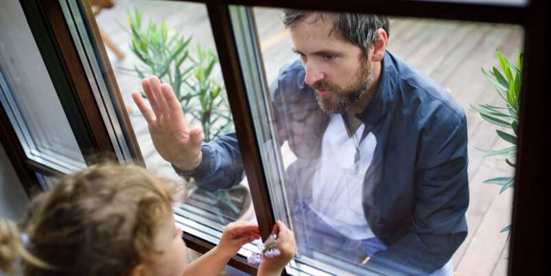 Mężczyzna widuje się z dzieckiem przez szybę