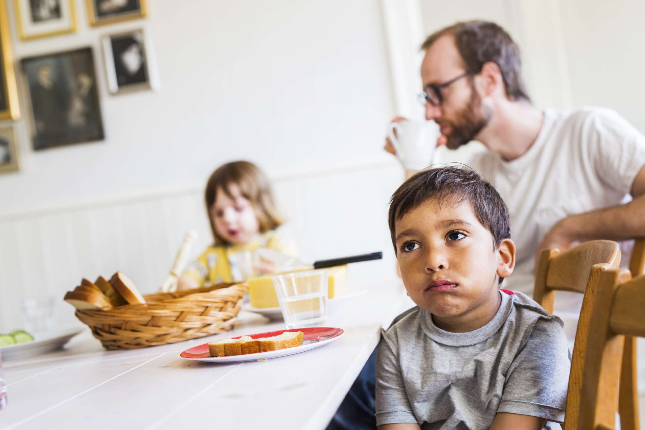dziecko odmawia kontaktu z ojcem